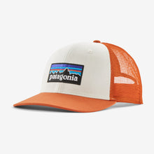 Carica l'immagine nel visualizzatore di Gallery, PATAGONIA cappellino con visiera P-6 Logo Trucker Hat cod. 38289