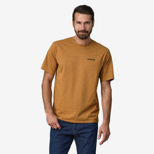 Carica l'immagine nel visualizzatore di Gallery, Patagonia Men's P-6 Logo Responsibili-Tee® col. GOLDEN CARAMEL