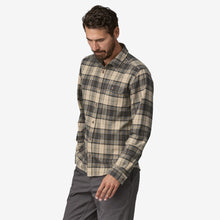 Carica l'immagine nel visualizzatore di Gallery, Patagonia Camicia Long-Sleeved Lightweight Fjord Flannel Shirt cod. 42410