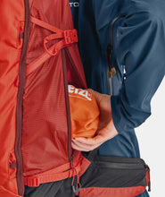 Carica l'immagine nel visualizzatore di Gallery, Ortovox SWITCHBACK 32 Zaini da scialpinismo tecnico leggero per le escursioni di scialpinismo più impegnative hot orange
