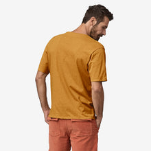 Carica l'immagine nel visualizzatore di Gallery, PATAGONIA Men's Daily Pocket Tee Shirt da Uomo Pufferfish Gold
