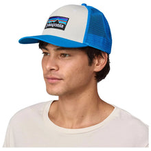Carica l'immagine nel visualizzatore di Gallery, PATAGONIA Berretto Patagonia P-6 Logo Trucker Hat Cap White w/ Vessel Blue