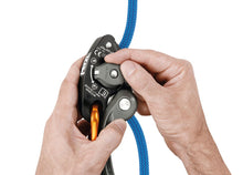Carica l'immagine nel visualizzatore di Gallery, PETZL GRIGRI® + Assicuratore con bloccaggio assistito mediante camma e maniglia antipanico art. D13A