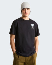 Carica l'immagine nel visualizzatore di Gallery, THE NORTH FACE T-shirt Apex ’75 Collage Relaxed da uomo art. NF0A8H5K col. BLACK