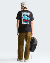 Carica l'immagine nel visualizzatore di Gallery, THE NORTH FACE T-shirt Apex ’75 Collage Relaxed da uomo art. NF0A8H5K col. BLACK