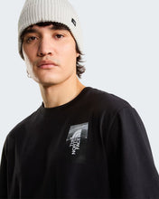 Carica l'immagine nel visualizzatore di Gallery, THE NORTH FACE T-shirt Apex ’75 Collage Relaxed da uomo art. NF0A8H5K col. BLACK