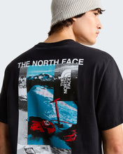 Carica l'immagine nel visualizzatore di Gallery, THE NORTH FACE T-shirt Apex ’75 Collage Relaxed da uomo art. NF0A8H5K col. BLACK
