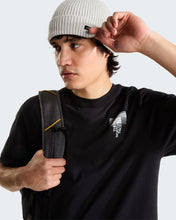 Carica l'immagine nel visualizzatore di Gallery, THE NORTH FACE T-shirt Apex ’75 Collage Relaxed da uomo art. NF0A8H5K col. BLACK
