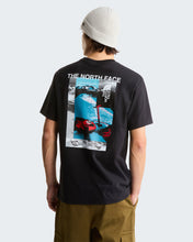 Carica l'immagine nel visualizzatore di Gallery, THE NORTH FACE T-shirt Apex ’75 Collage Relaxed da uomo art. NF0A8H5K col. BLACK