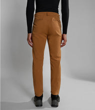 Carica l'immagine nel visualizzatore di Gallery, Napapijri Pantaloni da uomo taglio chino Puyo Ocra Meerkat