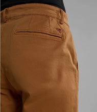 Carica l'immagine nel visualizzatore di Gallery, Napapijri Pantaloni da uomo taglio chino Puyo Ocra Meerkat