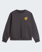 Carica l'immagine nel visualizzatore di Gallery, THE NORTH FACE Felpa Gear Up Get Out con grafica unisex art. NF0A8JB5 col. Anthracite Grey