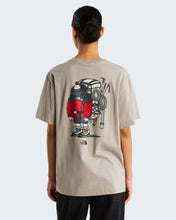 Carica l'immagine nel visualizzatore di Gallery, THE NORTH FACE T-shirt Gear Up Get Out Graphic unisex art. NF0A8JB42MB col. Stone Slab