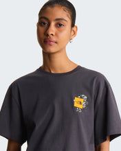 Carica l'immagine nel visualizzatore di Gallery, THE NORTH FACE T-shirt Gear Up Get Out Graphic unisex art. NF0A8JB4RHI col. Anthracite Grey