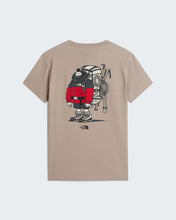 Carica l'immagine nel visualizzatore di Gallery, THE NORTH FACE T-shirt Gear Up Get Out Graphic unisex art. NF0A8JB42MB col. Stone Slab