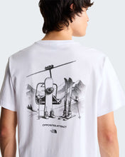 Carica l'immagine nel visualizzatore di Gallery, T-shirt Opposites Attract Relaxed con grafica unisex art. NF0A8JAN col. TNF White