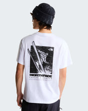 Carica l'immagine nel visualizzatore di Gallery, THE NORTH FACE T-shirt Tested And Proven Relaxed unisex art. NF0A8H6C col. TNF White