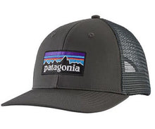 Carica l'immagine nel visualizzatore di Gallery, PATAGONIA cappellino con visiera P-6 Logo Trucker Hat cod. 38289