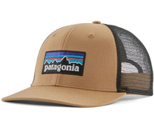 Carica l'immagine nel visualizzatore di Gallery, PATAGONIA cappellino con visiera P-6 Logo Trucker Hat cod. 38289
