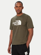 Carica l'immagine nel visualizzatore di Gallery, THE NORTH FACE T-shirt Evolution Half Dome Regular da uomo art. NF0A8B6J col. New Taupe Green