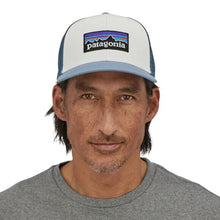 Carica l'immagine nel visualizzatore di Gallery, PATAGONIA P-6 LOGO TRUCKER HAT CAP White with Light Plume Grey