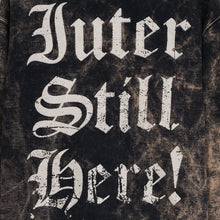 Carica l'immagine nel visualizzatore di Gallery, IUTER STILL HERE HOODIE Felpa Cappuccio Marble Wash + Screen Printed BLACK