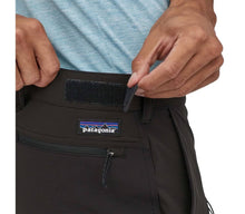 Carica l'immagine nel visualizzatore di Gallery, Patagonia Men's Point Peak Trail Pants - Regular - Pantaloni tecnici invernali da uomo Nero Black