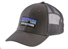 Carica l'immagine nel visualizzatore di Gallery, PATAGONIA P-6 LOGO LOPRO TRUCKER HAT Cappellino con visiera cod. 38283