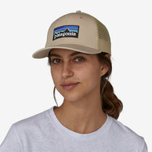 Carica l'immagine nel visualizzatore di Gallery, Patagonia P-6 Logo Trucker Hat Cappellino con visiera e logo