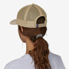 Carica l'immagine nel visualizzatore di Gallery, Patagonia P-6 Logo Trucker Hat Cappellino con visiera e logo