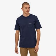 Carica l'immagine nel visualizzatore di Gallery, Patagonia Men's P-6 Logo Pocket Responsibili-Tee T-shirt uomo con taschino e logo dietro Blu Navy