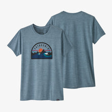 Carica l'immagine nel visualizzatore di Gallery, Patagonia Women's Capilene® Cool Daily Graphic T-Shirt da donna in tessuto tecnico Boardie Badge: Light Plume Grey X-Dye
