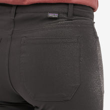 Carica l'immagine nel visualizzatore di Gallery, Patagonia Women's Skyline Traveler Shorts - 8" Pantalone corto tecnico da donna Sabbia Oat Tan