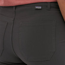 Carica l'immagine nel visualizzatore di Gallery, Patagonia Women's Skyline Traveler Shorts - 8" Pantalone corto tecnico da donna Sabbia Oat Tan
