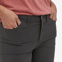 Carica l'immagine nel visualizzatore di Gallery, Patagonia Women's Skyline Traveler Shorts - 8" Pantalone corto tecnico da donna Sabbia Oat Tan