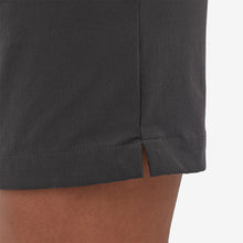 Carica l'immagine nel visualizzatore di Gallery, Patagonia Women's Skyline Traveler Shorts - 8" Pantalone corto tecnico da donna Sabbia Oat Tan