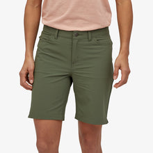 Carica l'immagine nel visualizzatore di Gallery, Patagonia Women's Skyline Traveler Shorts - 8" Pantaloni corti leggeri donna Black