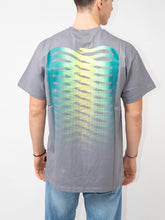 Carica l'immagine nel visualizzatore di Gallery, PROPAGANDA T-Shirt Ribs Gradient Uomo Grigio Maxi Stampa con Logo sul Retro