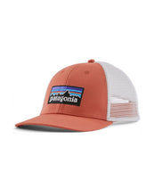 Carica l'immagine nel visualizzatore di Gallery, Patagonia P-6 Logo Trucker Hat Cappellino con visiera e logo