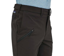 Carica l'immagine nel visualizzatore di Gallery, Patagonia Men's Point Peak Trail Pants - Regular - Pantaloni tecnici invernali da uomo Nero Black