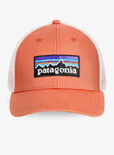 Carica l'immagine nel visualizzatore di Gallery, Patagonia P-6 Logo Trucker Hat Cappellino con visiera e logo