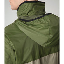 Carica l'immagine nel visualizzatore di Gallery, Napapijri Arino Giacca uomo impermeabile antivento leggera con cappuccio Verde Green Cypress