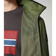 Carica l'immagine nel visualizzatore di Gallery, Napapijri Arino Giacca uomo impermeabile antivento leggera con cappuccio Verde Green Cypress