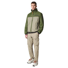 Carica l'immagine nel visualizzatore di Gallery, Napapijri Arino Giacca uomo impermeabile antivento leggera con cappuccio Verde Green Cypress