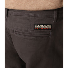 Carica l'immagine nel visualizzatore di Gallery, Napapijri Pantaloni uomo invernali Chino Mana Wint 2 Grigio Dark Grey Solid