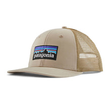 Carica l'immagine nel visualizzatore di Gallery, Patagonia P-6 Logo Trucker Hat Cappellino con visiera e logo