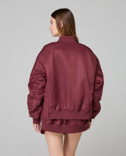 Carica l'immagine nel visualizzatore di Gallery, HINNOMINATE Bomber Oversize art. HMABW01920 col. BORDEAUX
