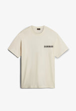 Carica l'immagine nel visualizzatore di Gallery, Napapijri Maglietta Manica Corta Girocollo Hill back print t-shirt in off white
