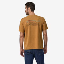 Carica l'immagine nel visualizzatore di Gallery, Patagonia Men's P-6 Logo Responsibili-Tee® col. GOLDEN CARAMEL
