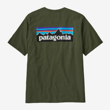 Carica l'immagine nel visualizzatore di Gallery, PATAGONIA t-shirt uomo mod. 38054 P-6 Logo Responsibili-Tee col. TORREY PINE GREEN
